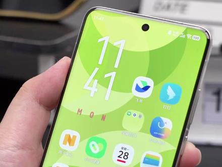 vivo桌面别再将就了❗这5个设置颜值直接起飞✨ 用 vivo 的朋友有没有这种感觉:刚买时桌面很清爽,用着用着就变得越来越杂,看久了甚至还有点审美疲劳😂 其实只要简单调几个设置,桌面观感马上就能换个档次!
先试试最有可玩性的「变形器」,双指捏合桌面就能进入,系统风格、图标圆角、透明度这些都能自由调整,想极简还是个性都能自己定制,比默认状态耐看很多✨
实用党可以把 Origin 锁屏也打开,在「桌面、壁纸与锁屏」里换样式,还能调整配色、指纹动画,甚至加快捷入口,锁屏直接拖图标就能用,效率感满满👍
如果被各种通知搞得很烦,可以去「通知与状态栏」里把桌面角标、悬浮提醒等不必要的提示关掉,只留下常用 App,整个界面会清爽不少。
想让手机每天都有新鲜感,可以开启阅图锁屏或壁纸轮播,亮屏就能看到不同画面,心情也跟着变好🌄
最后再把桌面布局改成 4×6,图标更大更整齐,看着也更高级。
这些小调整做完,手机真的会变得更顺眼又更好用,现在就去试试吧📱
#vivo #vivo玩机技巧 #vivo桌面设置 #vivo桌面布局