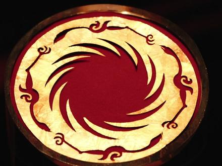 由国家广播电视总局、国家文物局联合指导的《国宝时刻》文物超高清影像记录工程首批作品亮相。本期走近“太阳神鸟金饰”。
四只神鸟组队,托起永恒的光轮。十二道光芒,将一年的十二个月投影于方寸之间。你可曾想过,为何是鸟?为何成圆?这枚已经旋转了3000年的太阳,又有着怎样的前世今生?#国宝时刻 #每天与一件国宝相遇