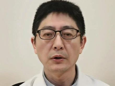 视网膜中央动脉阻塞(CRAO)的介入治疗 视网膜中央动脉阻塞俗称“眼中风”,表现为突发单眼失明。发病内4-6小时是治疗的黄金期,介入溶栓具有极大优势。 #视网膜中央动脉阻塞 #中风 #失明 #介入 #溶栓
视网膜中央动脉是视网膜的主要供血血管,一旦阻塞(类似“眼中风”),会导致视网膜急性缺血、视力急剧下降甚至失明。
推荐发病240min或4.5h内为CRAO介入溶栓的最佳时间窗,越早治疗恢复可能性越大。但是,临床经验证明,部分超出最佳时间窗的患者也可能有惊喜的效果,但超出最佳时间窗的高龄患者应谨慎选择介入溶栓。
介入治疗通过微导管直接将溶栓药物(如阿替普酶)注入眼动脉,视网膜中央动脉病变区溶栓药物浓度高,溶解血栓及恢复血流速度快,可以更早提高视力恢复概率。
介入治疗通过穿刺股动脉,将微导管插入导管至眼动脉缓慢注射溶栓药物。手术在局部麻醉下进行,全程约1小时左右。