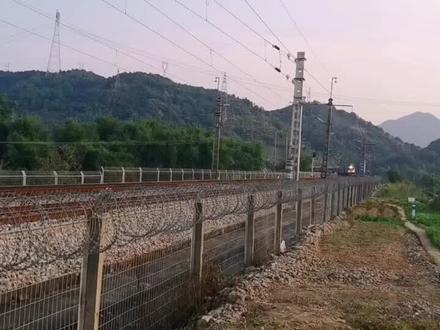 火车在经过隧道口时,都会鸣笛,为建造隧道献出生命的英魂,致敬。#所有失去的都会以另一种方式归来