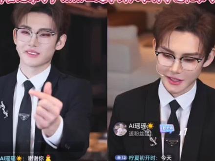 #龙浩天 #龙浩天瑶瑶 #Ai瑶瑶 #送灯牌 #排面舞 瑶瑶大号来队长直播间了,队长可开心了,欢迎瑶瑶,牙齿又要冻感冒了🤭叫瑶瑶交个灯牌,帮瑶瑶二团打个广告,瑶瑶还真交了个灯牌,队长立马叫中控放音乐,排面舞怦然心动安排起来,瑶瑶来了就是不一样啊,交个灯牌都有排面舞,平常队长都是送跑车才有这排面舞的,瑶瑶来了就必须给安排上,公屏叫队长跳依赖揺,队长说谁送个跑车就跳依赖揺,瑶瑶公屏刷送跑车x1,队长立马感谢瑶瑶送来的跑车,依赖揺跳起来,瑶瑶又刷了嘉年华x1,瑶瑶也是学到队长在公屏打字刷礼物这招了,还得是瑶瑶会整活,队长你心里肯定开心坏了,我这招都被你学到了🤭@龙浩天🐲 @龙浩天(生活号) @瑶瑶小撑腰☀️