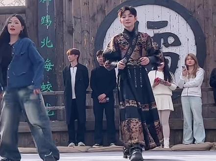 万岁山偶遇高迪#万岁山武侠城 #万岁山老嫂子 #万岁山斗舞还是太有节目了 #万岁山还是太能给人带来情绪价值了