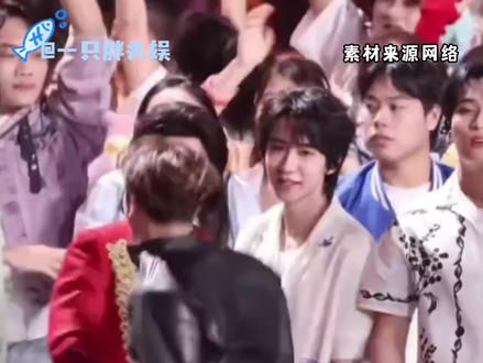 花花:谁懂啊家人们,这个嘉尔完全正骨神医来的!#华晨宇 #王嘉尔 #跨年晚会