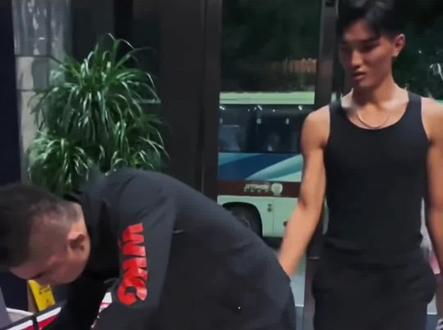 嚣张的泽旺恶意拍选手屁股结果被一脚KO #JCK觉城之夜N89贵州织金站 #JCK百万赏金赛 @JCK战觉城笼斗终极冠军赛