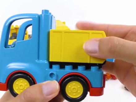 乐高玩具模型拼插翻斗车和大卡车