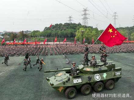 超燃!步兵装甲车、迫击炮、战术动作表演,这所高校军训汇演堪比好莱坞大片!#军训时光 #军训汇演