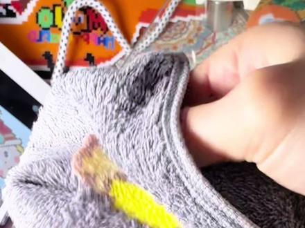 1分钟沉浸式拼豆毛巾烫教程!解锁拼豆毛巾烫步骤总结如下
1 按拼豆图大小,分区域烫10-15秒,如上下左右那就是4X15秒:2 打圈3-5圈;
3确认四周都粘住后,再打圈收一下(大
概2-3圈)
4湿纸巾降温,大概20秒,烘焙部隆起;
5拿开烘焙布,从毛巾上撕来(不要等冷却哈,等太冷了就撕不下来了)
视频中的是自重1.1kg左右的熨斗,低于这个自重的需要加长按压和熨烫的时间;快去试试吧~
#拼豆#拼豆毛巾烫教程#拼豆毛茸茸#拼豆熨斗推荐