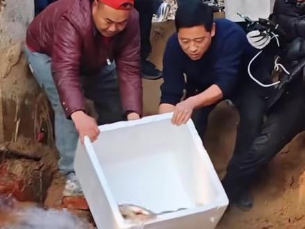 32年的枯井喷出温泉,大爷大妈脚已经泡上,32度🌡️的水温刚刚好,顺手还能逮几条鱼回去👍#河南 #郑州贾鲁河源头泉水复涌#河南新闻 #今日热点榜 #围观