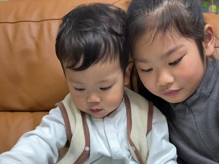 姐姐亲手做的安静书弟弟很喜欢 #萌娃日常 #姐弟