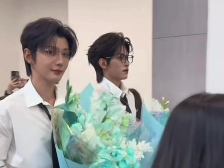 喇叭都喊没电了 #云旗#郝熠然 你们的爱如此热烈😁😁😁又又又帅到我了🤭🤭🤭#卡姿兰路透