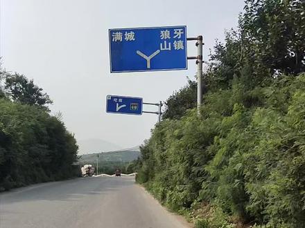 晨骑绿菜地
狼牙山脚下,有一个,可以免费大锅菜的网红打卡地 绿菜地。主人公熊熊,是一个有远大理想抱负,致力于乡村振兴的,八零后青年。
十一号早上,五点出门,八点四十,到访清晨的绿菜地。
看着一大片平整出来的,乡村大集所在地,宽敞的大锅菜用餐区,真材实料货真价实的石碑,更加为熊熊感到自豪。也祝愿熊熊的绿菜地越来越好,为乡村振兴助力。
但,期间也有不和谐的画面,几乎没吃的大馒头,整个扔近盛菜的碗里,看着让人心疼恶心。虽然说免费让你吃,但免费难道就不懂的珍惜粮食,就应该浪费?你在家,难道都这样吃?
珍惜粮食,杜绝浪费,文明餐桌,从我做起,诸君自勉之!
#骑行 #乡村守护人 #同城