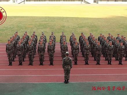 科目:单个军人队列动作示范
目的:通过示范让全校师生有一个更直观、更清晰、更深刻的印象,便于日后开展教学。
内容:1立正、稍息、跨离
2停止间转法
3敬礼礼毕
4蹲下起立
5行进与停止
时间:约10分钟
场地:体育场
方法:由我组织,全体教官统一实施。
要求:1精神饱满,姿态端正。
2步调一致,整齐划一。
3一切行动听指挥。
沈阳体育学院教官队宣!