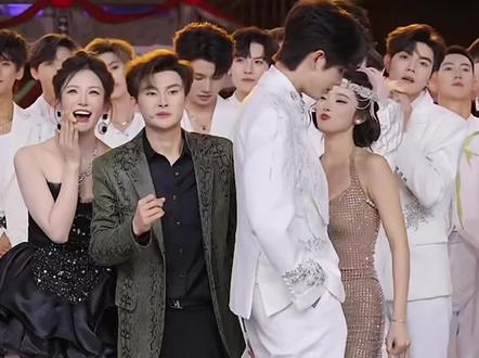 峻伊 自费上班的一天#哈哈哈#纯元cp #峻伊 #龙浩天妹妹 #好甜
