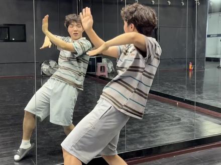 可以艾特一个星探让他来签我吗.我的歌声真的很像百灵鸟! #子晨编舞 #爱情鸟 #镜面分解教学