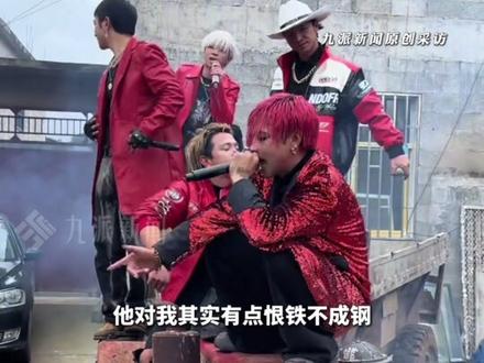 11月12日报道,云南昭通。云南BIGBANG#关恒谈到离世父亲落泪 :他对我恨铁不成钢,我一直努力想证明给他看,他走了不知道给谁看了,还有妈妈、弟弟、妹妹,还要继续努力。