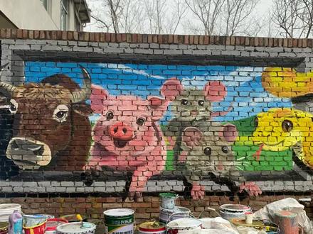 过年大扫除,用剩颜料在后院墙画了一家人的生肖动物#墙绘#画画