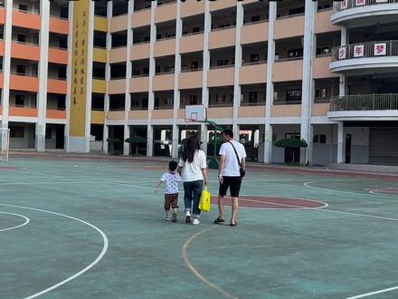西府海棠业主的孩子已经在洪城河小学报名上学了,我们的目标不光要改善生活环境,还要改变孩子们的学习环境!#阳泉