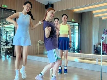 珠满摇两个视角来啦,满地爬行的拍起来😁#全网都在跳这个舞 #第三方视角#珠满摇 #一学就会系列#抖音热门舞蹈计划