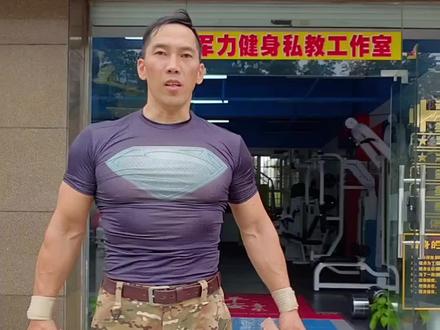 我虽然做的不标准,大家将就着看吧。#寸拳 #徒手劈砖 #寸拳的力量 #中华武术博大精深 #天下武功唯快不破