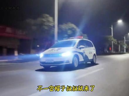 一男子在家中抽烟,楼上女邻居上门追责#热点#热点新闻事件