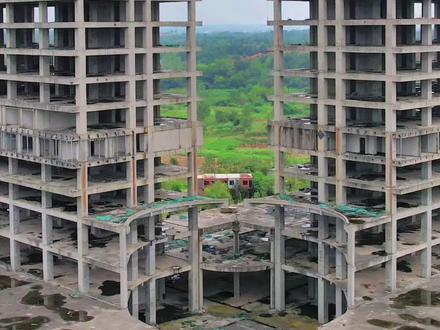这里是湖北省麻城市,它就是麻城最高的烂尾楼,投资六个亿,烂尾近十年,杜鹃盛景国际酒店位于湖北麻城市中馆驿镇106国道旁,酒店于2012年开工建设,整个项目占地一百多亩。首期五星级酒店总建筑面积为7.9万平方米,按照五星级度假酒店标准设计、建设,以麻城杜鹃花为文化背景,建筑外形似一朵娇艳盛开的杜鹃花。完工后,将是麻城的城市新名片。然而,由于开发商资金不足,拖欠工资导致停工烂尾,实在可惜。有多少人知道这里呢……#期房烂尾怎么办 #现场实拍 #我的城市 #实地拍摄 #干工地的心酸只有自己知道