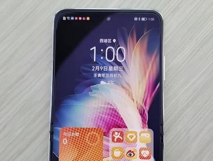 有些入手买了P50pocket折叠屏的很多美女不会设置外频的一个屏幕,现在我就教大家如何设置,能够一眼就浏览到你所需要的一些生活小贴士,让您出门随时都可以一目了然不用打开手机屏幕。#华为折叠屏p50pocket #手机技巧 #手机的隐藏功能