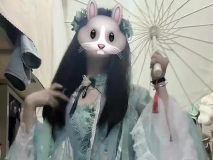 叶澜依非专业测评
11秒没有裙撑版
26秒有裙撑版
38秒室外展示
53秒回答宝宝们的一些问题
#花与珍珠匣甄嬛传联名 #碧霄合欢 #叶澜依 #花与珍珠匣 #吃我一波Lolita安利