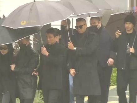 大S雕像揭幕现场曝光,具俊晔挽着S妈现身,小S范玮琪神情悲伤 #热点 #大S #小S #明星 #现场