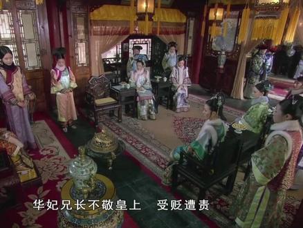 《甄嬛传》曹琴默反水全程太细节🔥
甄嬛传这段皇后借年羹尧倒台逼宫华妃+曹贵人彻底反水的戏,真的每一句台词都藏着刀,全员心机拉满!
今天深度扒这段景仁宫名场面,看懂才知道什么叫墙倒众人推,破鼓万人捶!
1️⃣ 皇后:茶艺+借刀sha人
开头皇后先假意安抚,说大家都是姐妹要安慰失势的华妃,转头立刻补刀“年羹尧咎由自取”,直接把华妃的错钉si!
✅ 目的:引导众人站队、铺垫华妃的罪,给曹贵人反水铺好台阶
✅ 手段:先仁后狠,全程站在“正义”制高点,一句话就把氛围拉到对华妃不利的局面
2️⃣ 曹贵人:被逼到绝路的绝地反击
皇后话音刚落,曹琴默直接跪地请罪,这波不是冲动,是算准了华妃必倒,为了温宜赌命!
她爆的料准确戳中华妃si穴:
❶ 圆明园木薯粉毒温宜公主
❷ 嫁祸甄嬛
❸ 杀小唐灭口
每一条都是谋逆害皇嗣的si罪!
她的理由也共情:华妃以温宜要挟—— 全后宫都没法反驳,母亲护孩子天经地义
3️⃣ 队友神助攻:欣常在+敬妃+端妃
✨ 欣常在:共情曹贵人,坐实“华妃恶毒威胁母亲”
✨ 敬妃:点出“小唐已si无对证”,看似帮华妃,实则逼曹贵人拿出更多证据
✨ 端妃:被曹贵人点名做实诬陷,间接盖章华妃撒谎
全员心照不宣,一起把华妃往si里踩!
4️⃣ 甄嬛:全程淡定躺赢
被牵连进来,甄嬛只一句“臣妾冤枉”,皇后立刻接“本宫知道”
✅ 甄嬛:坐收渔翁之利
✅ 皇后:摆明了早就站甄嬛,这波就是要搞si华妃
5️⃣ 杀招:皇后直接宣华妃对峙
前面所有铺垫,都是为了这一句“江福海,请华妃过来”
没有退路,没有转圜,华妃的末日,从这一刻正式开始
💡 总结:
这段戏绝的是没有一句废话,每个人的台词都准确服务自己的立场:
皇后要权、曹贵人要女、甄嬛要仇、众人要撇清关系
华妃输就输在树敌太多+恃宠而骄+娘家倒台,一夕之间满盘皆输