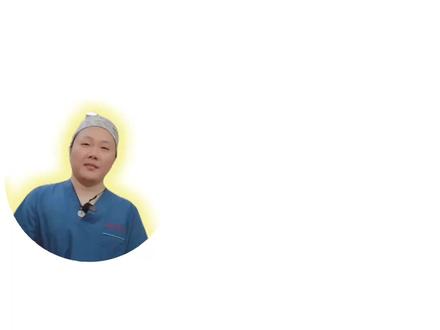 孩子后背鼓出小翅膀,早练这3招避免定型 “诶,我家孩子后背一边的肩胛骨,怎么鼓出来一块?”
有的甚至两边都突出,看上去像“背后长了小翅膀”。
很多人以为是太瘦,但如果长期存在、明显不对称,还伴随肩颈疲劳、坐姿难维持,那很可能是——翼状肩胛。
正常的肩胛骨应当贴附在背部肋骨上,就像盾牌一样稳定。
而“贴得稳”,靠的是三块关键肌肉的协作:
前锯肌:从肋骨“托住”肩胛,像吸盘一样贴住胸壁;
中下斜方肌:从背部“牵住”肩胛,把它往脊柱方向拉稳;
菱形肌:负责让肩胛靠近脊柱、控制肩胛内收。
一旦这些肌肉无力或控制不足,肩胛就像少了“挂钩”与“吸盘”,容易外滑、上浮、内缘翘起。
所以孩子一抬手、推墙、写作业时,就会看到肩胛骨翘了起来——这就是翼状肩胛的典型表现。今天依旧请女初同学们,带大家一起做3个训练动作,
精zhun改善翼状肩胛,提升肩带稳定和控制力。#罗义医生 #翼状肩胛 #体态改善 #抖出健康知识宝藏 #医疗健康创作训练营