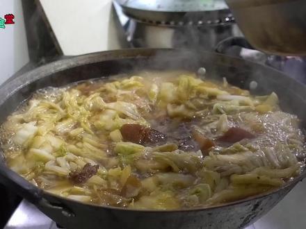 天凉了,三叔做“老兰州烩菜”,丸子红烧肉白菜煮一锅真香