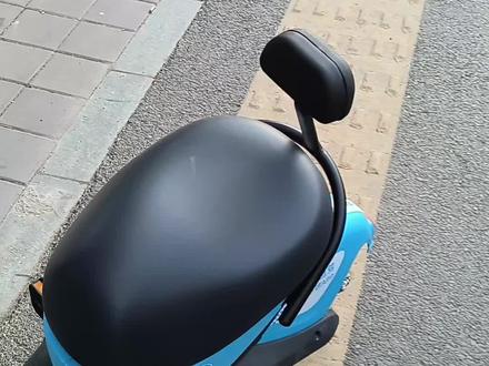 有人问#哈啰出行 #电动车 怎么骑,当然是安全骑行 #新国标电动车 #美团 #青桔单车 安全路段静止拍摄。一人一车,佩戴头盔,安全骑行, 遵守交通法规