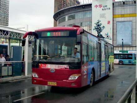 #合肥公交 111路,连接西客站与#火车站 ,虽然老火车西站已经停用并更名蜀山东站,但111路公交依然不可或缺,服务望江路和东一环的市民出行。#城市风景 #交通 #合肥 #公交车