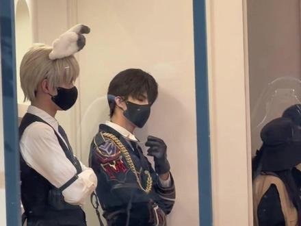 来了完整版!一直在偷偷回应的夏以昼!
其实我站的那块地方基本都是星推和鱼推,而我是白天已经一直拍了哥哥,所以晚上就站在了那边帮我的亲友拍星星。当中因为活动现场人太多被叫停了一会,结果我发现哥哥正好就站在了我正对的位置,然后我就一直在拍他招招手想让他看过来。如果不是为了帮我朋友拍星星,我还拍不到这样的夏以昼。想感叹一下真的很巧很神奇!!!也请各位果果可以代入这个视角感受一下,特别特别令人心动!
#夏以昼 #恋与深空 #恋与深空东方明珠#恋与深空二周年