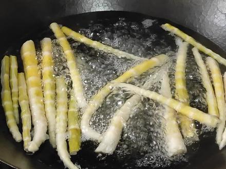 我给竹笋解冻,就是这么做的,把水烧开后才从冰箱里把竹笋拿出来,直接放到锅里,煮上四五分钟,捞出放在凉水里就行了,这竹笋是去年农历七月买的,这个办法挺好的