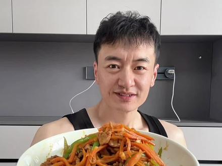 减脂期吃到撑也没有任何负担的胡萝卜辣椒炒肉❗️低脂低卡高蛋白,而且做法也非常简单❗️喜欢的朋友们快去试试吧❗️#减脂餐 #健身餐 #吃瘦不饿瘦 #轻食简餐 #生活化减脂