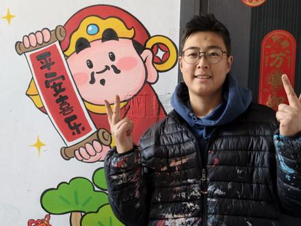 快@ 你那个手比脚笨的闺蜜来学!今年家门谁最旺,看你的这波操作了。#小财神手绘教程 #新年氛围感拍照 #五福临门