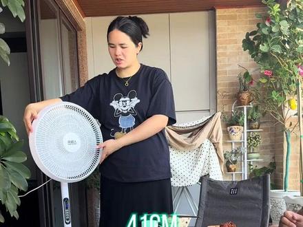 这种天气真是太热了,开空调还得加个风扇才凉快。这个风扇真的特别推荐,家里用特别合适,又大方,颜值又高,性价比真的可以。值得购买#风扇推荐 #居家必备风扇 #大风落地扇 #家用落地电风扇推荐 #落地风扇推荐
