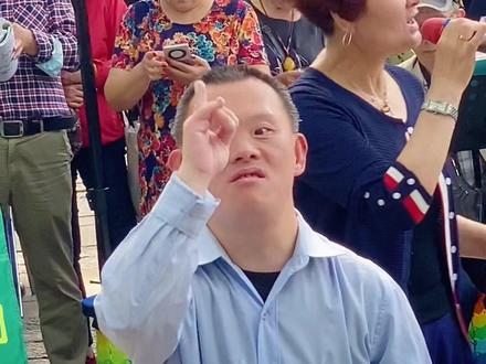 来欣赏虹口舟舟C位指挥大合唱的风采,举手投足间派头十足,妥妥的大师级别…
#虹口舟舟 #高手在民间 #网红 #舞台无处不在 #指挥