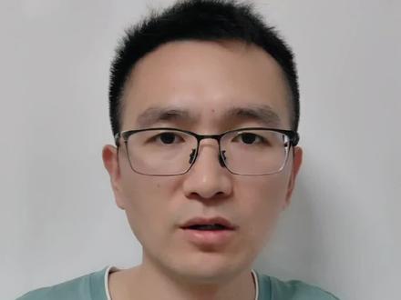难道大多数人都有病?!不要给自己扣一个“甲状腺结节”的帽子! 按照权威数据,用最灵敏的超声去检查的话,50-70%的成年人有甲状腺结节,也就是说,超过一半的成年人有甲状腺结节,难道大多数人都有病?所以,有甲状腺结节是很正常的现象。在这些甲状腺结节里面,只有5-7%结节是不好的,那反过来说,93-95%的结节是良性的,而这些良性结节,只有非常少的一部分长大了需要处理。所以,第一句总结,有甲状腺结节很正常,绝大部分甲状腺结节是良性的,绝大部分甲状腺结节都不需要处理,既不需要吃药,也不需要手术。所以,如果你是这种良性的小结节,不要轻易给自己贴标签,不要给自己扣一个“甲状腺结节”的帽子,不要把自己当病人。那剩下的5-7%怀疑不好的结节,粗略估计至少有1/3的人不需要手术,定期复查就可以了,剩下的一少部分才需要手术治疗。所以,我们做好评估,根据自己的病情去合理的选择处理方案就行了。#甲状腺结节 #甲状腺癌 #甲状腺手术 #甲状腺 #医学科普