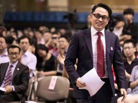 张磊是高瓴资本创始人兼CEO,被誉为“中国巴菲特”。
1990年河南省高考文科状元,耶鲁大学双硕士学位。
投资腾讯
2005年,张磊把来自耶鲁捐赠基金的2000万美元全部投给了腾讯。高瓴资本由此获利达200倍。
助力京东
2010年,张磊主导对京东进行了3亿美元的投资,并要求京东打造自身的物流和供应链体系。此后京东物流发展迅猛,成为物流行业佼佼者,高瓴资本也获得丰厚收益。
重塑百丽
2017年,传统鞋业企业百丽集团渐显颓势,张磊以500亿的价格收购百丽。之后,他通过科技赋能和产业链升级,对前端实体店进行智能化改造,让公司业绩和市值重新回暖,最高时百丽市值突破700亿,张磊投资获利200多亿。
投资格力电器
2019年,高瓴资本以417亿的作价取得格力电器15%的股权,成为格力第一大股东。张磊认为格力需发挥长期资本优势,走向国际,坚持产品专一化等。在高瓴资本的助力下,格力在国际化、多元化发展方面取得一定突破。
河流不争先,争的是滔滔不绝。
#商业思维 #认知 #张磊高瓴资本 #强者思维#投资