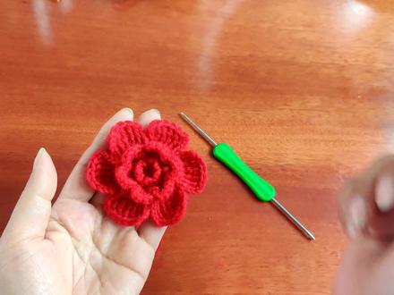 钩织钩织,毛线编织的芙蓉花可以用来做衣服、帽子、包包…… #我的手工作品 #爱生活爱编织 #钩织钩织 #芙蓉花 #手工 #毛线钩织