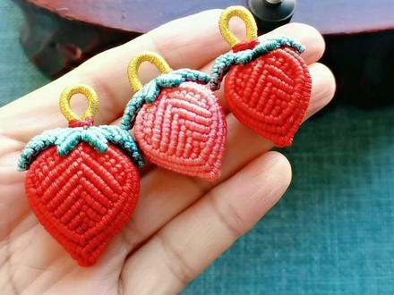 可爱立体草莓的编织教程中,可做钥匙扣包包挂饰等 #编绳手艺人 #编绳手艺分享 #编织教程 #纯手工编绳 #手工diy