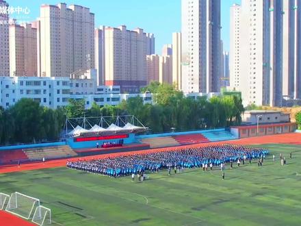 八月骄阳滚烫,青春蓄势“启航”!8月13日上午,临夏中学2025级高一新生入学教育军训动员大会燃情启幕,一年一度的“青春成长训练营”正式开营!#记录校园生活 #军训 #临夏 #厚道甘肃 #风情临夏C位出道