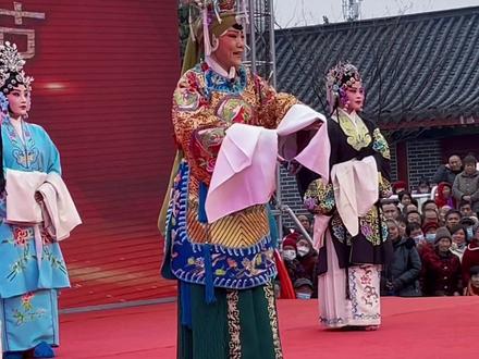 我们南阳内乡宛梆是国家级非遗保护剧种,也是天下第一团,它的唱腔特点是高亢明亮,特别是有种高音是宛梆的特色👍🌹