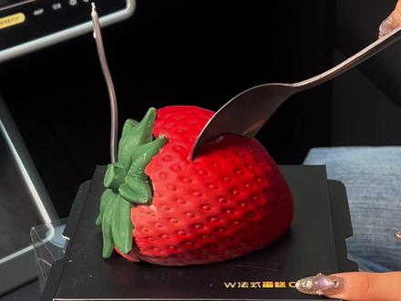 像夜幕中突然绽放的、可以食用的星辰 #圣诞蛋糕也要开始准备了 #草莓蛋糕的仪式感 #生日快乐蛋糕 #仪式感不能少 #草莓熟了