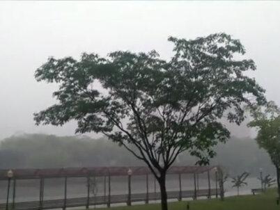 #敬畏自然 #游泳 雷电天气,千万不要在大江大河中游泳!