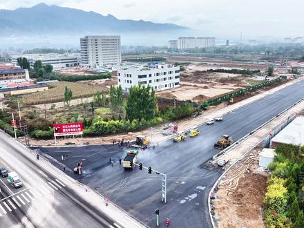 我县新华东街、文兴南路铺油施工正酣 民生“幸福路”加速焕新#京西福地山水灵丘 #道路施工