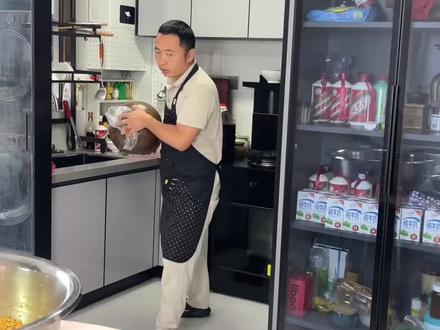 都说粽子甜的才好吃,唯独我们浙江衢州江山人喜欢咸的粽子,咸菜是江山粽子的灵魂,你们吃过吗?#包粽子糯米 #江山咸菜肉粽 #衢州酸菜粽 #端午粽子 #江味毛掌柜私房粽