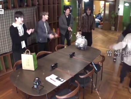 开头就准备好笑了
EXO 参加老罗的综艺啦啦啦啦啦
55分钟的时长🥹#爱丽 #EXO #金俊勉 #朴灿烈 #都暻秀 金钟仁 吴世勋